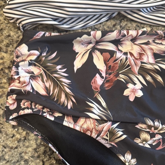 Floral and Striped Tummy Control High Waisted Women’s Swimsuits size XL - Picture 7 of 8